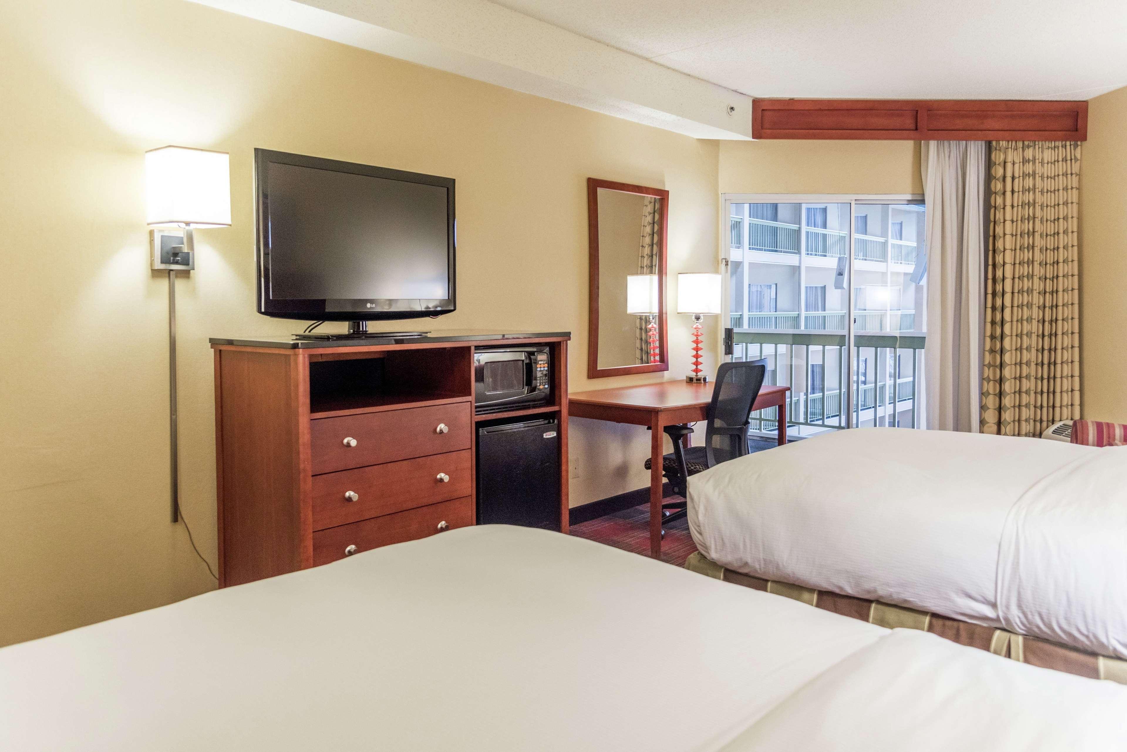 Hotel Doubletree By Hilton Holland Esterno foto