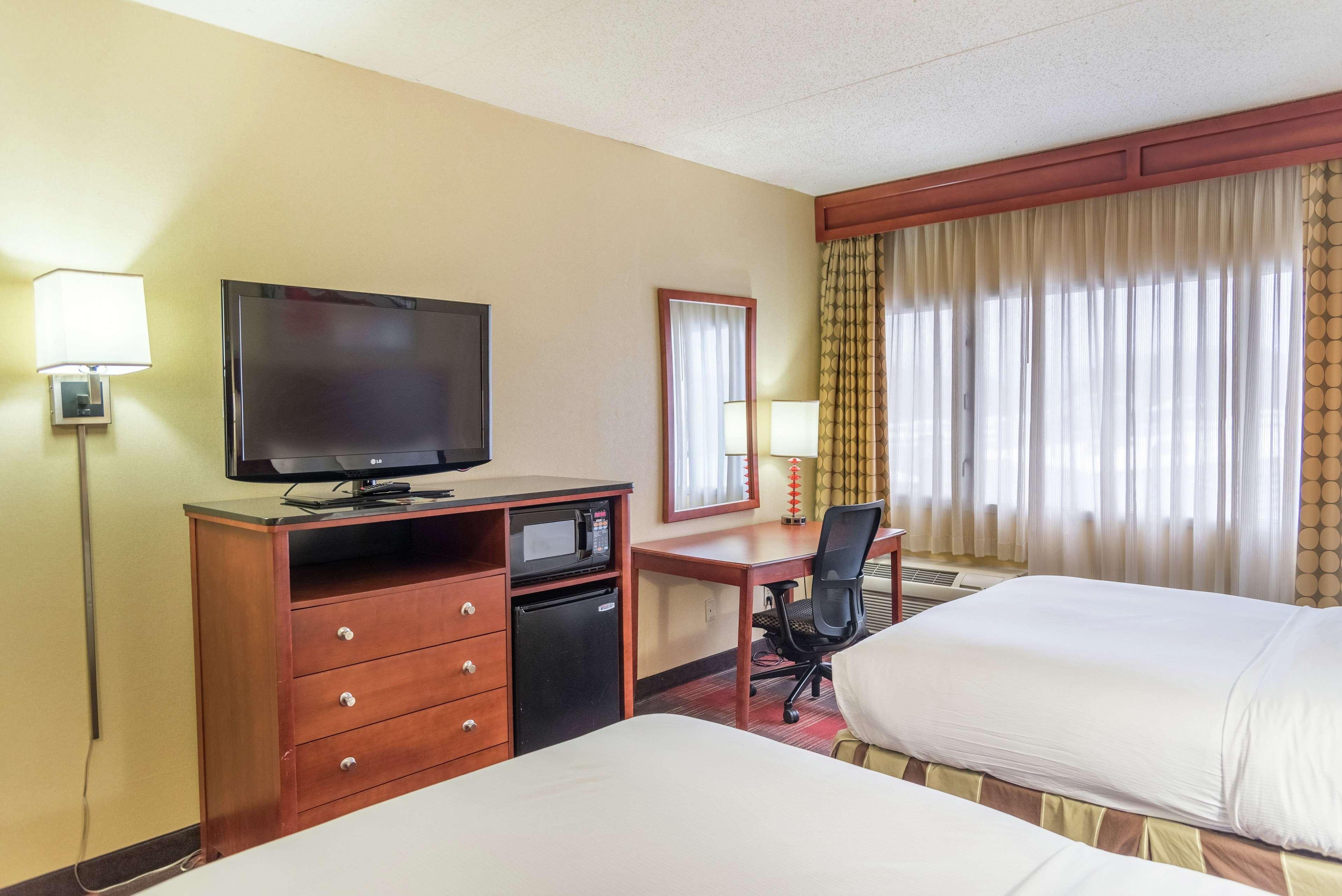 Hotel Doubletree By Hilton Holland Esterno foto