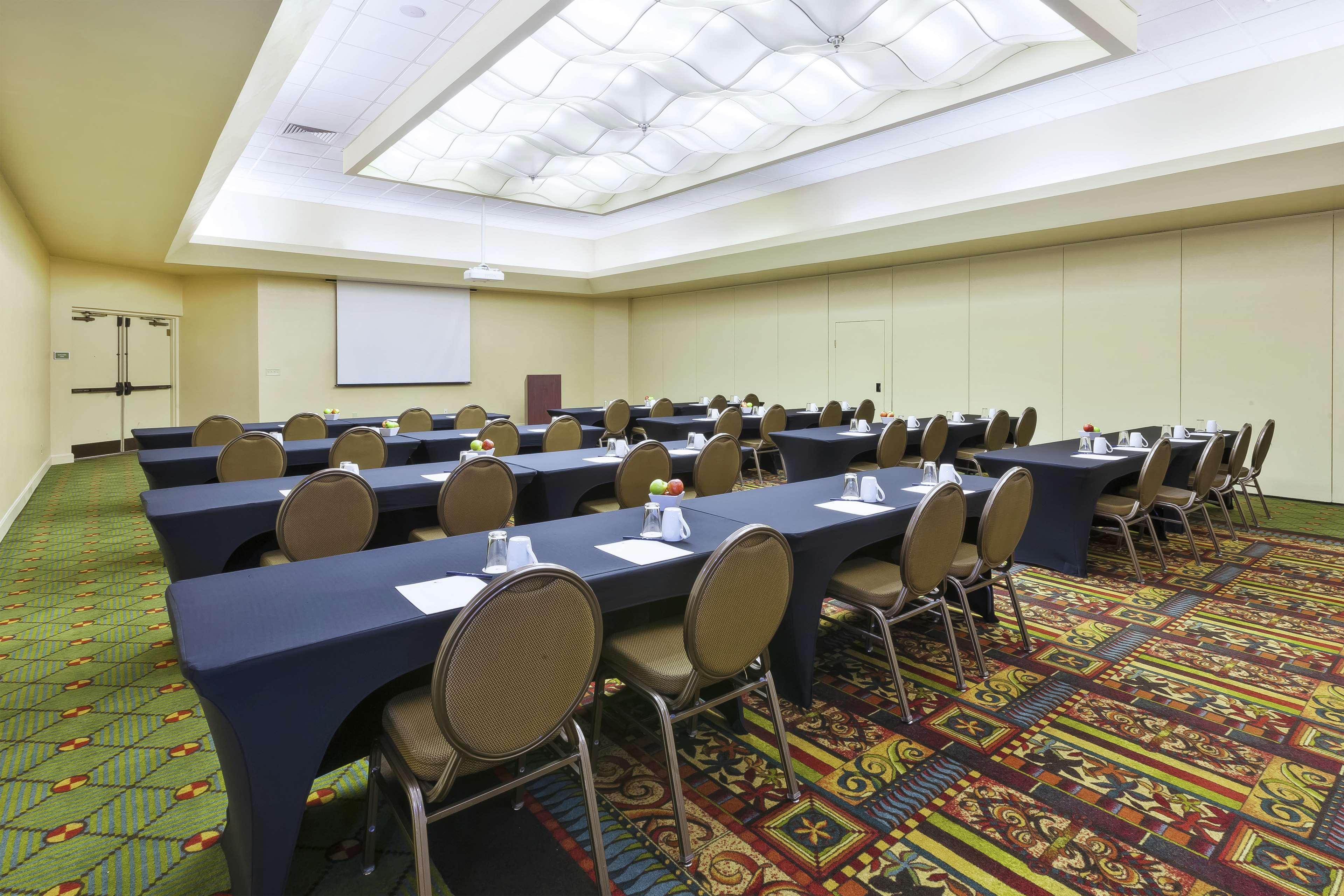 Hotel Doubletree By Hilton Holland Esterno foto