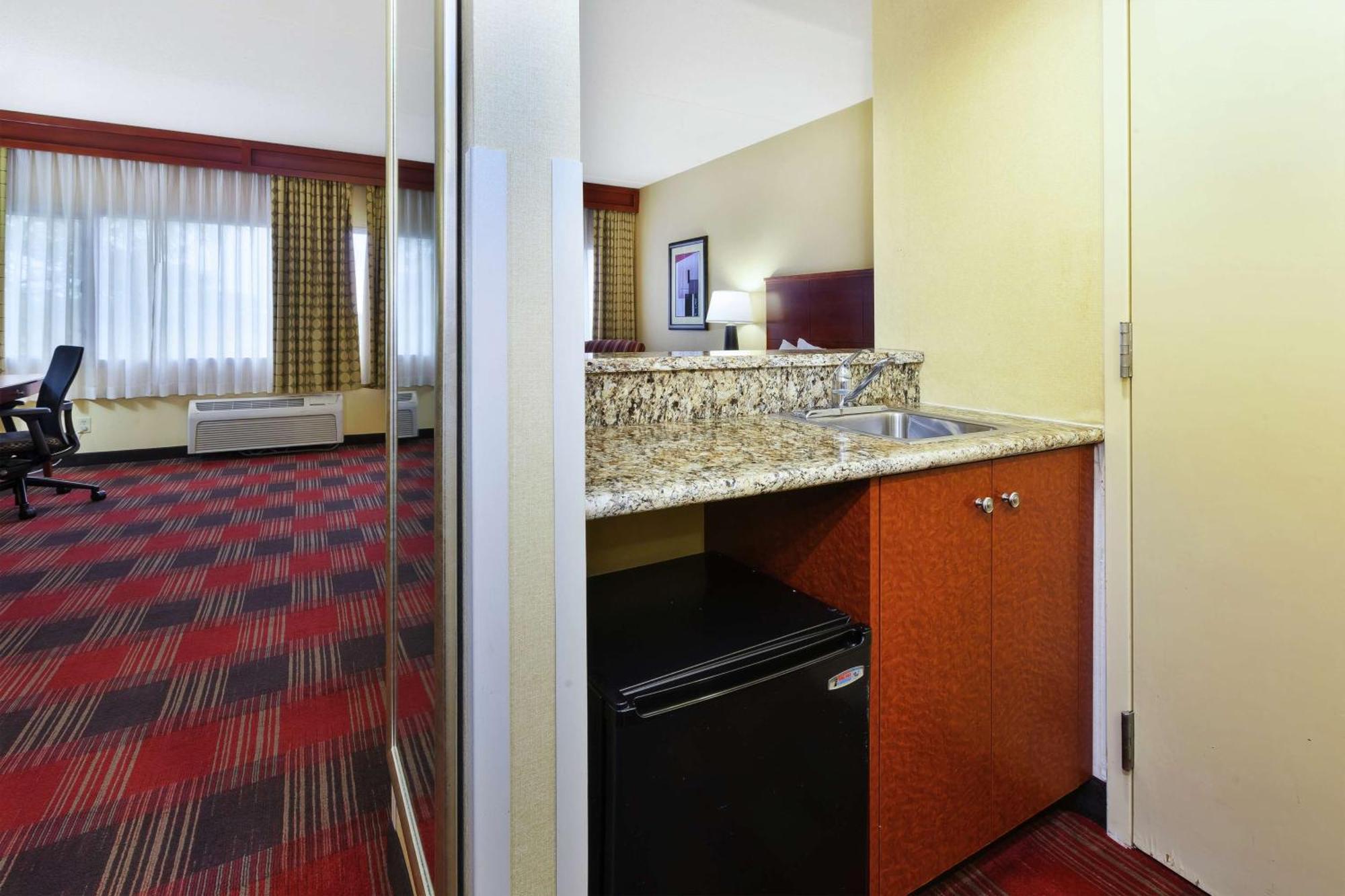 Hotel Doubletree By Hilton Holland Esterno foto