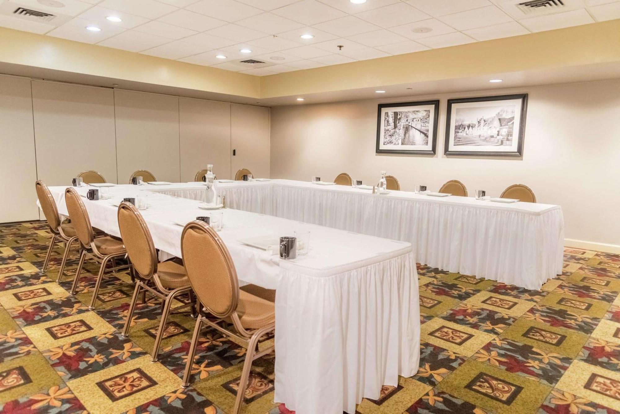 Hotel Doubletree By Hilton Holland Esterno foto