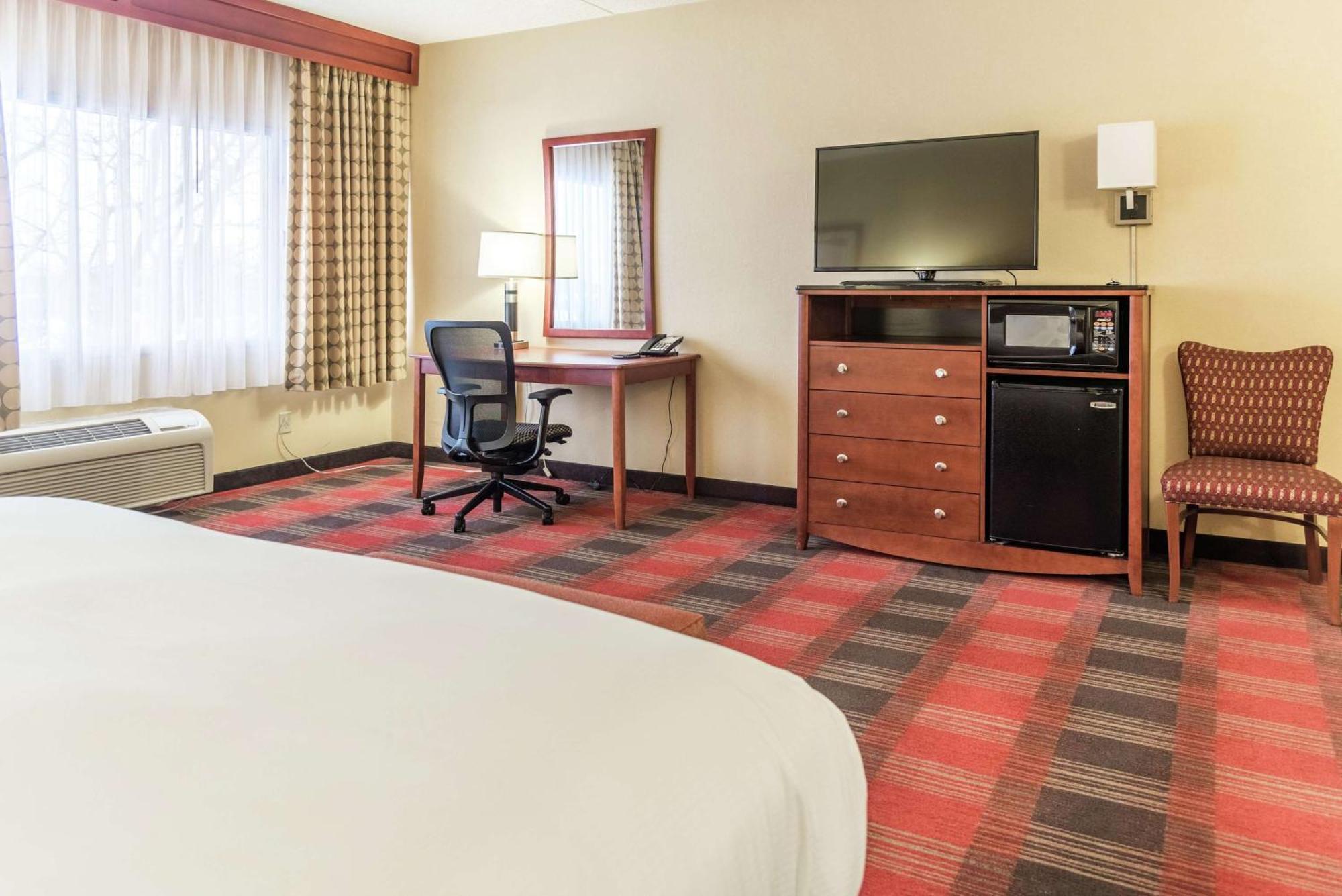 Hotel Doubletree By Hilton Holland Esterno foto