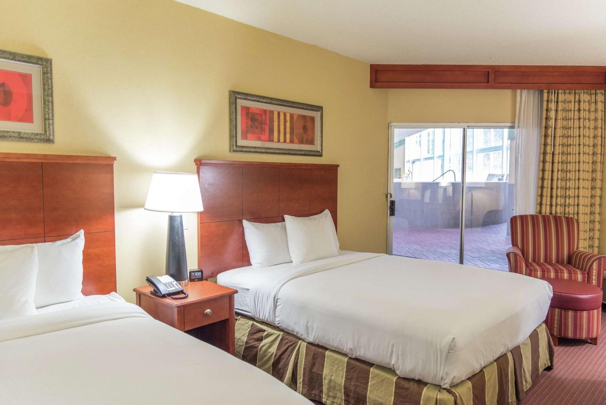 Hotel Doubletree By Hilton Holland Esterno foto