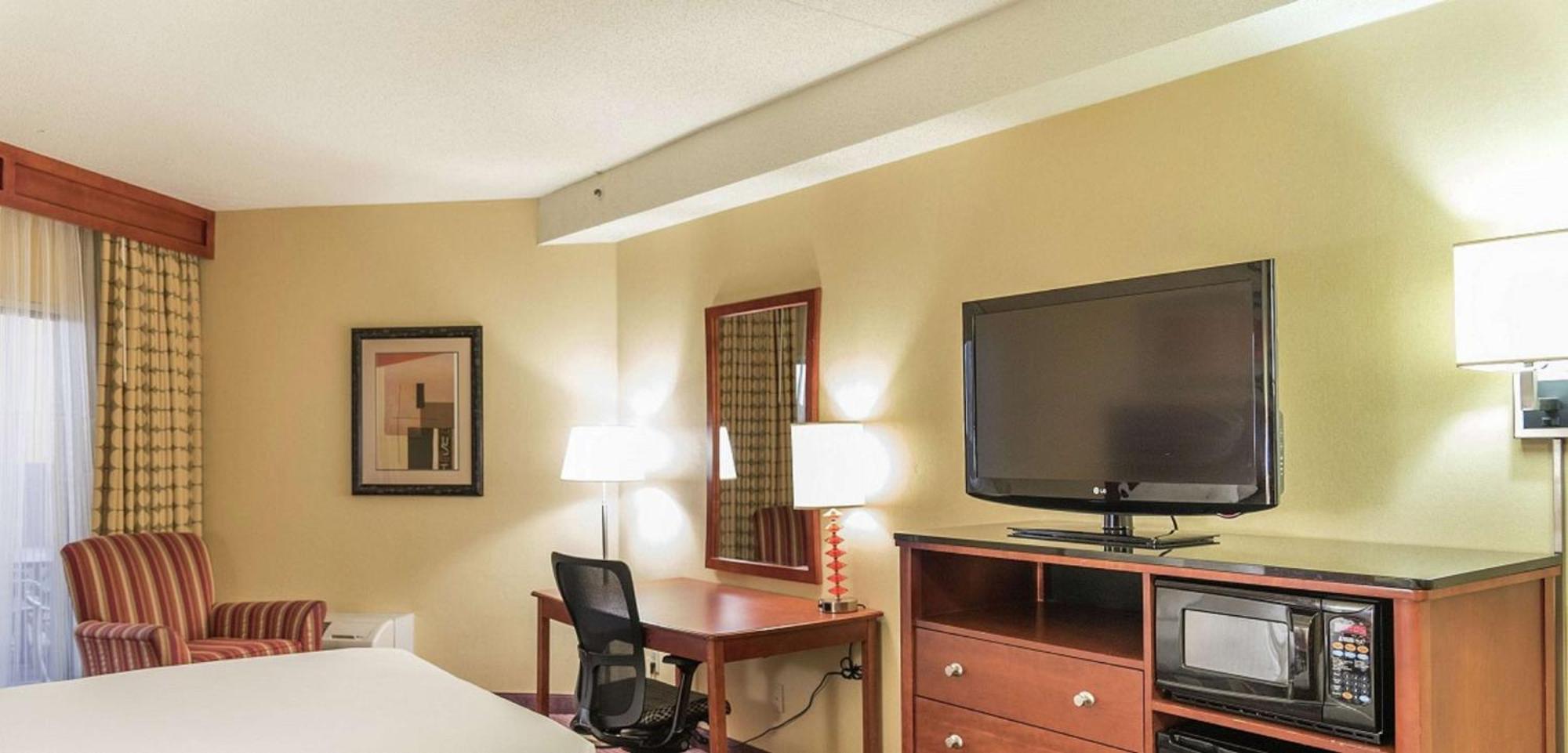 Hotel Doubletree By Hilton Holland Esterno foto