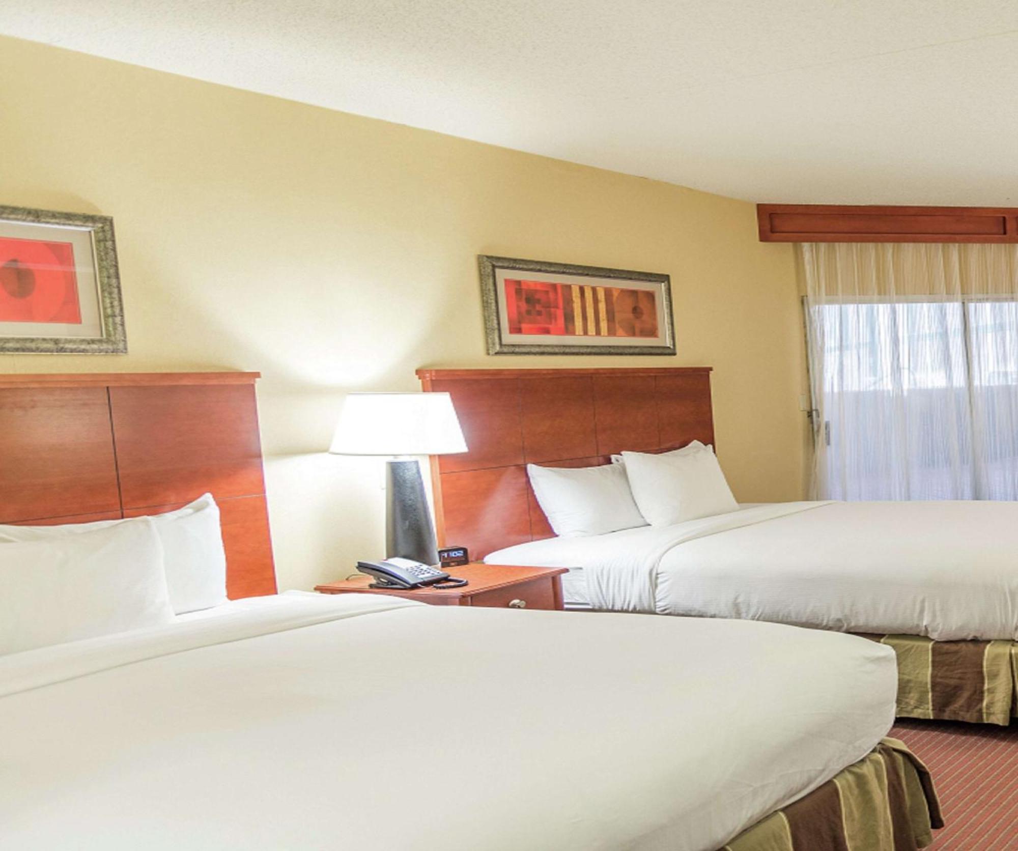 Hotel Doubletree By Hilton Holland Esterno foto
