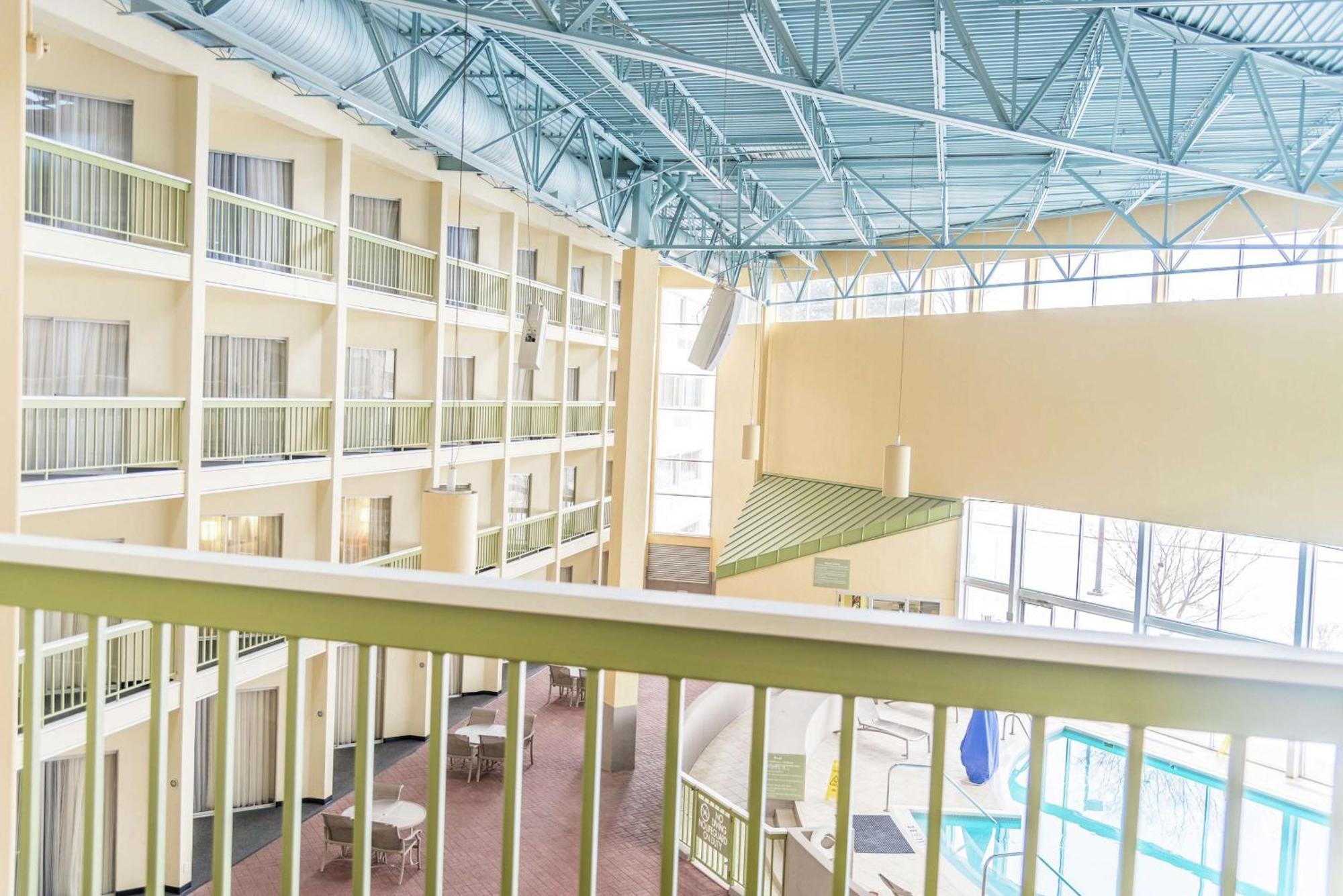 Hotel Doubletree By Hilton Holland Esterno foto