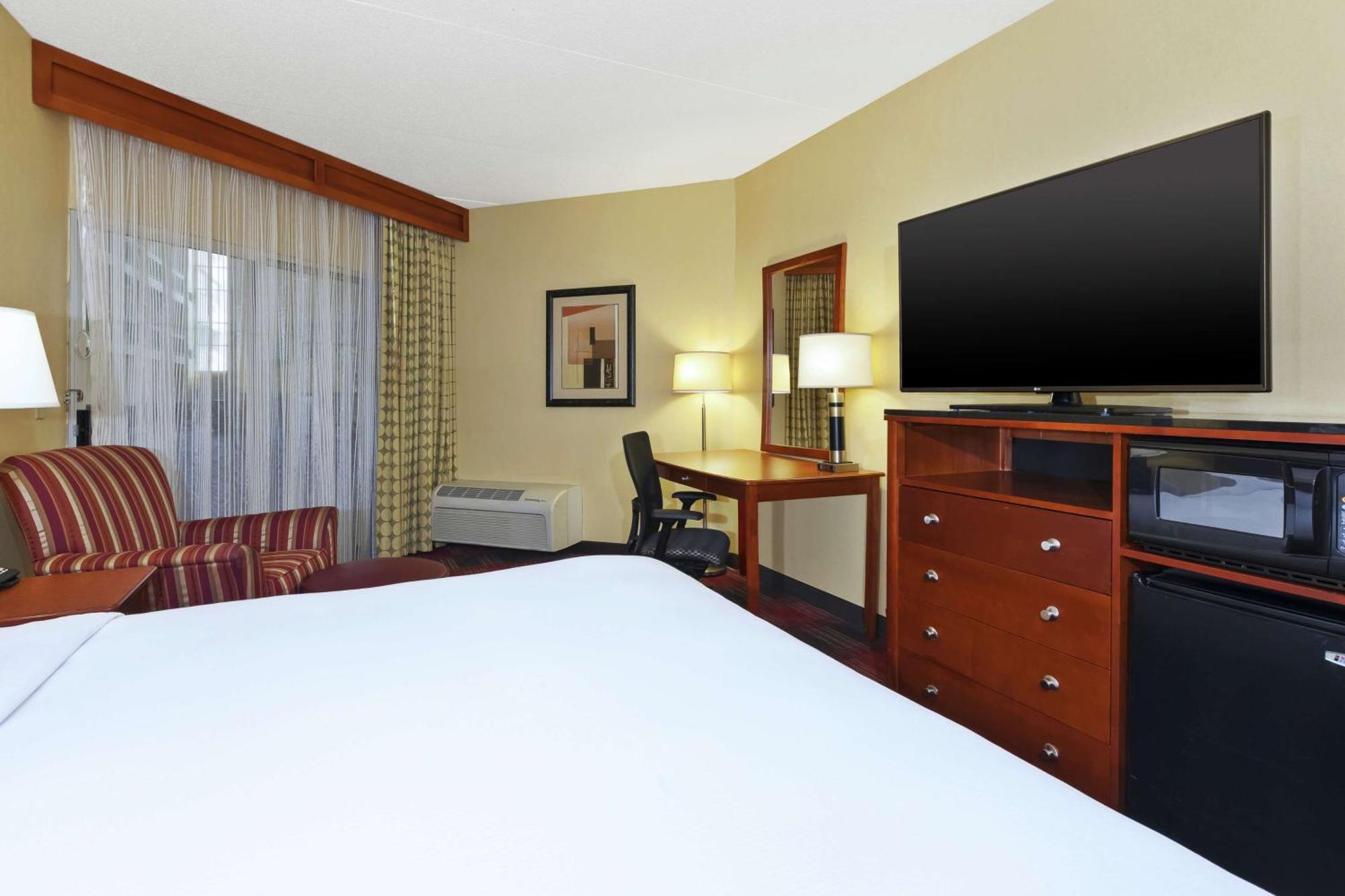Hotel Doubletree By Hilton Holland Esterno foto