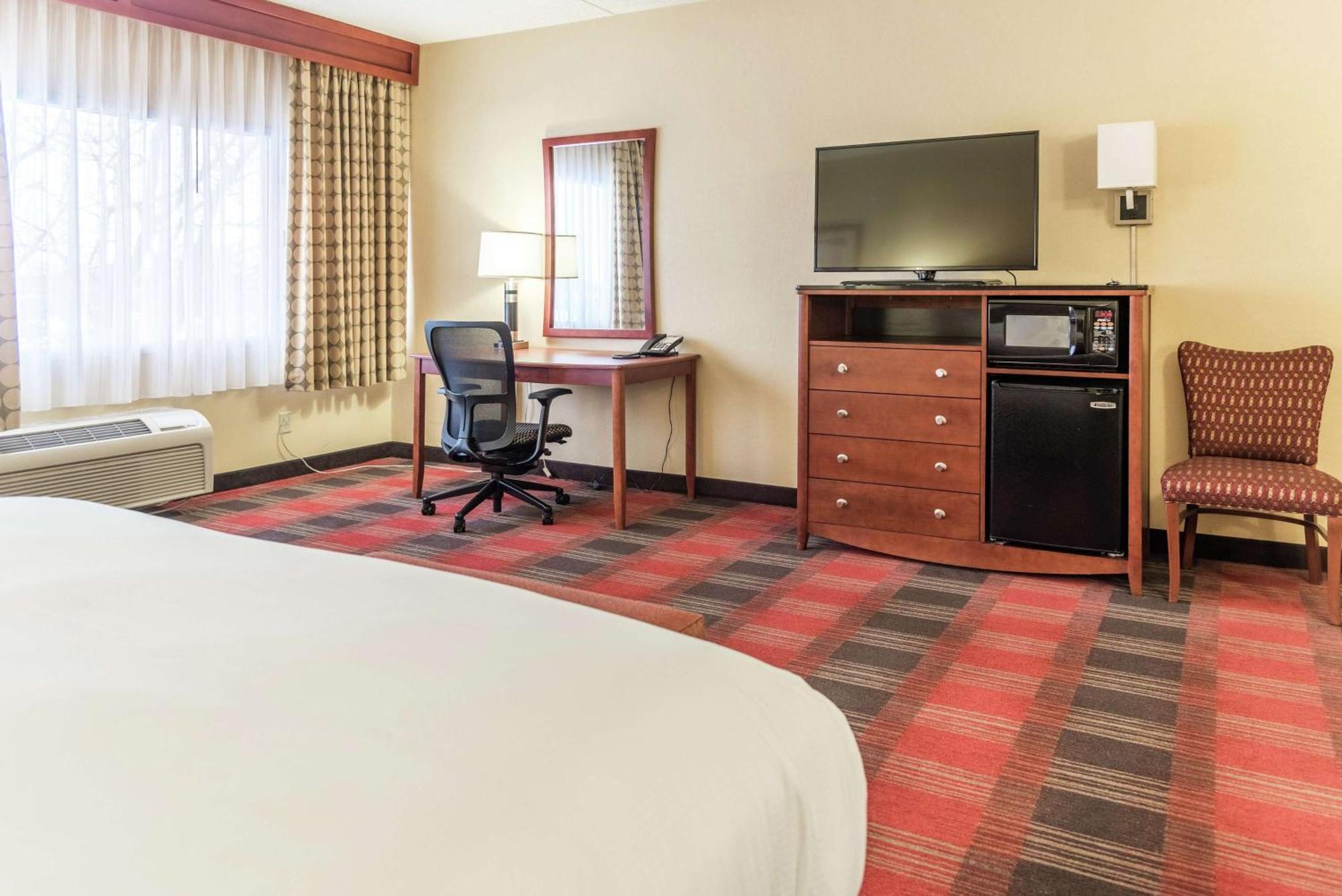 Hotel Doubletree By Hilton Holland Esterno foto
