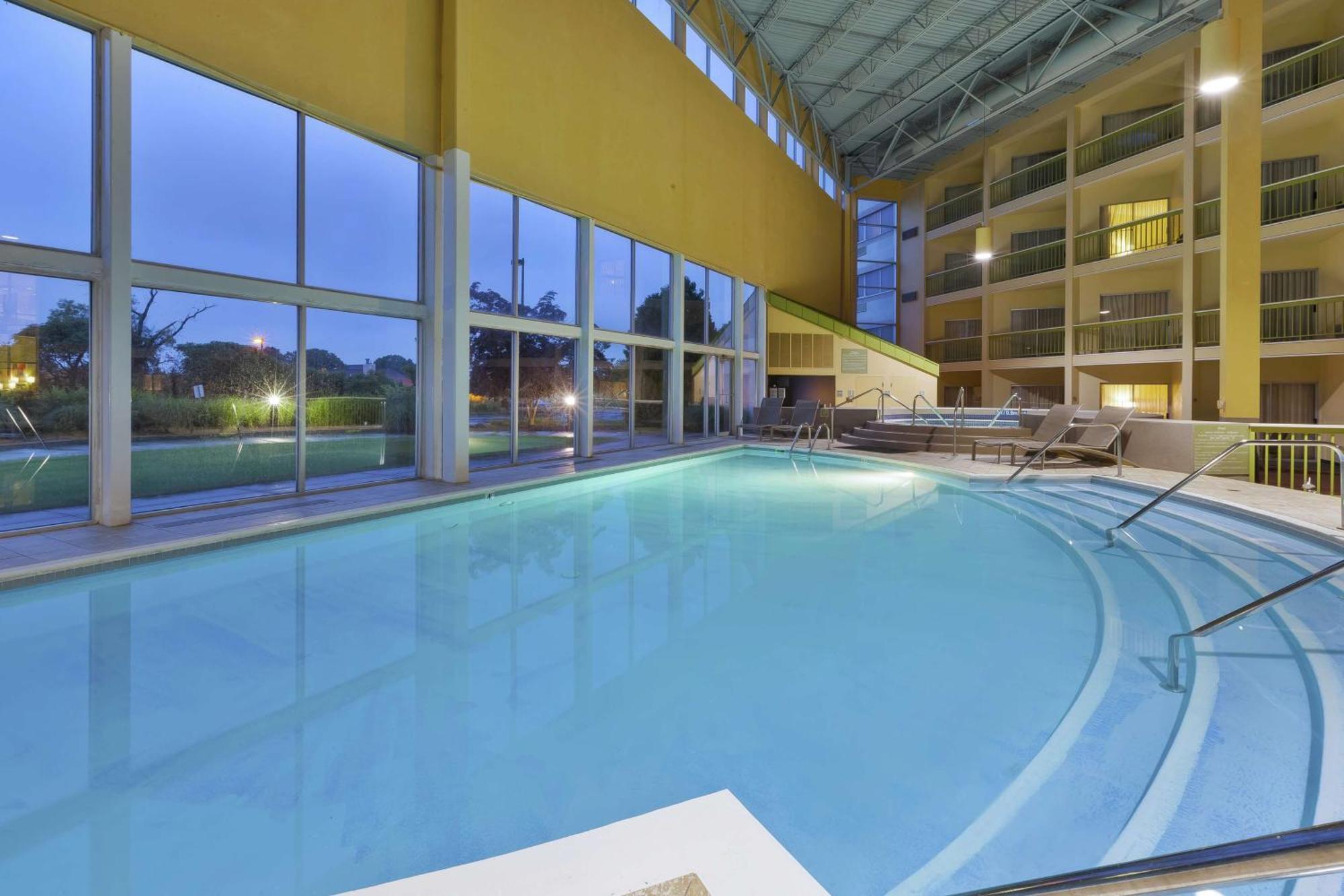 Hotel Doubletree By Hilton Holland Esterno foto